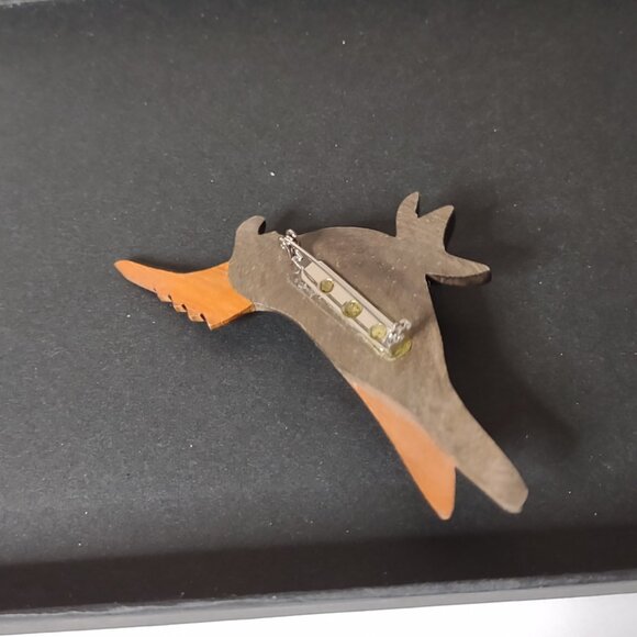 Very Cool Wooden Bird Brooch - Picture 9 of 9